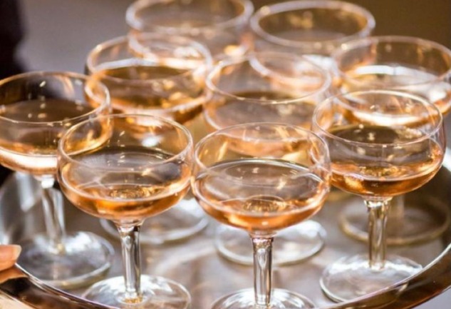 Şampanya: Geçmişten Günümüze Köpüklü Bir Hikaye