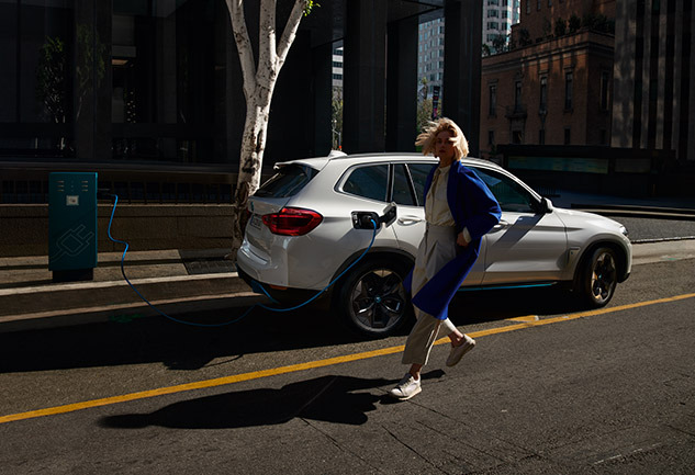 Yeni BMW iX3 ile Tanışın: Bedeni Maceracı Ruhu Elektrikli!