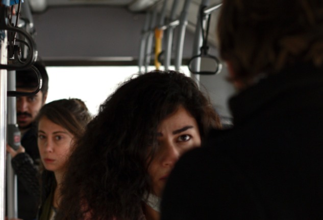 Çok Uzak Çok Yakın: Halk Otobüsünde Tiyatro Deneyimi