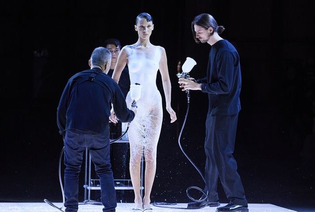 Sprey Elbise: Bella Hadid'li Viral Coperni Performansı