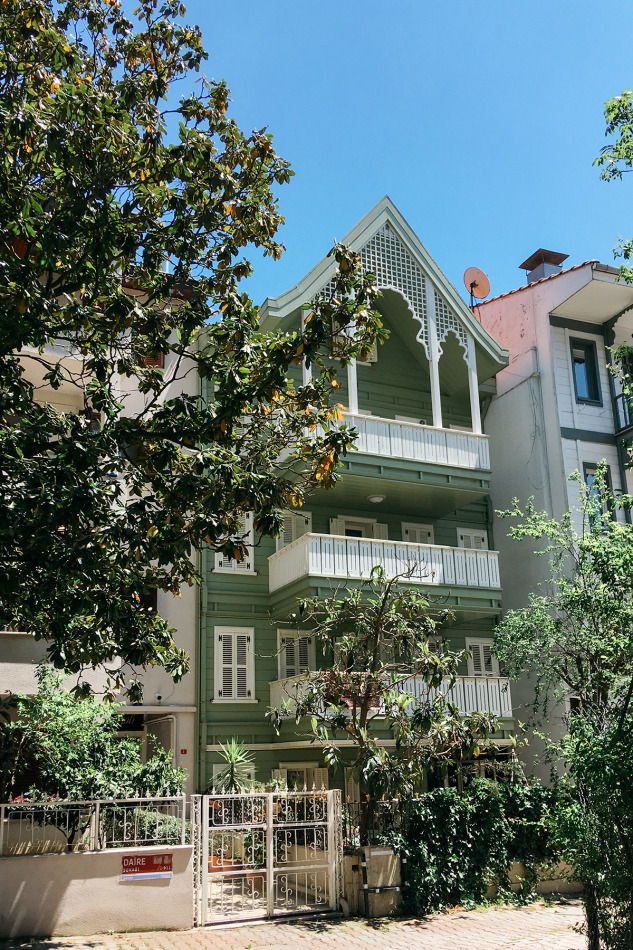 Yeniköy Rehberi, Mekanların Sıralandığı Daire Sokak