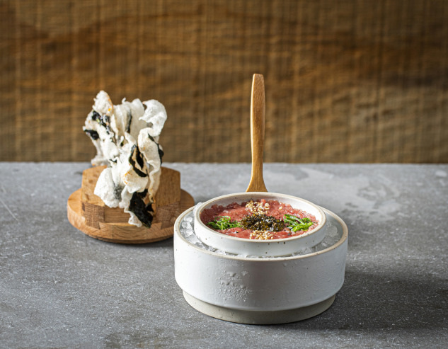oscietra-havyari-ve-pirinc-kraker-ile-ton-baligi-tartar