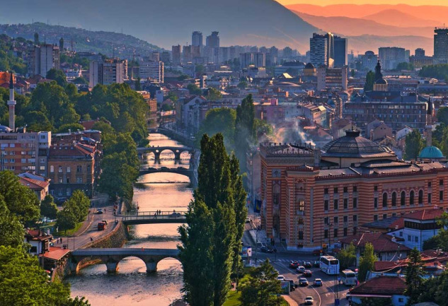 Saraybosna: Zamanın 90'lı Yıllarda Sabitlendiği Balkan Şehri